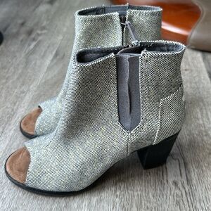 Tom’s peep toe linen and leather